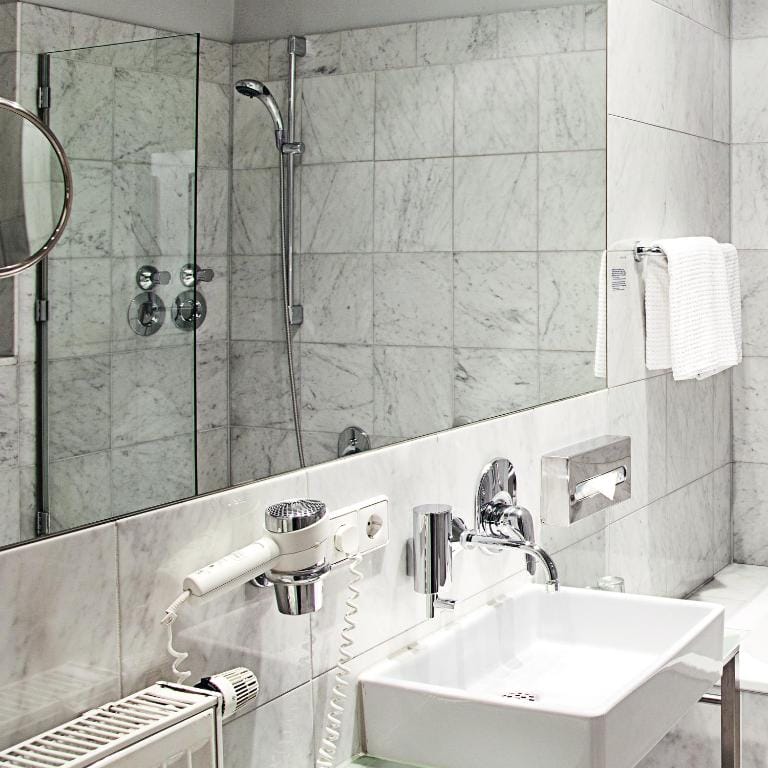 HOPPER Hotel St. Antonius Hotels for Gays Cologne Bathroom