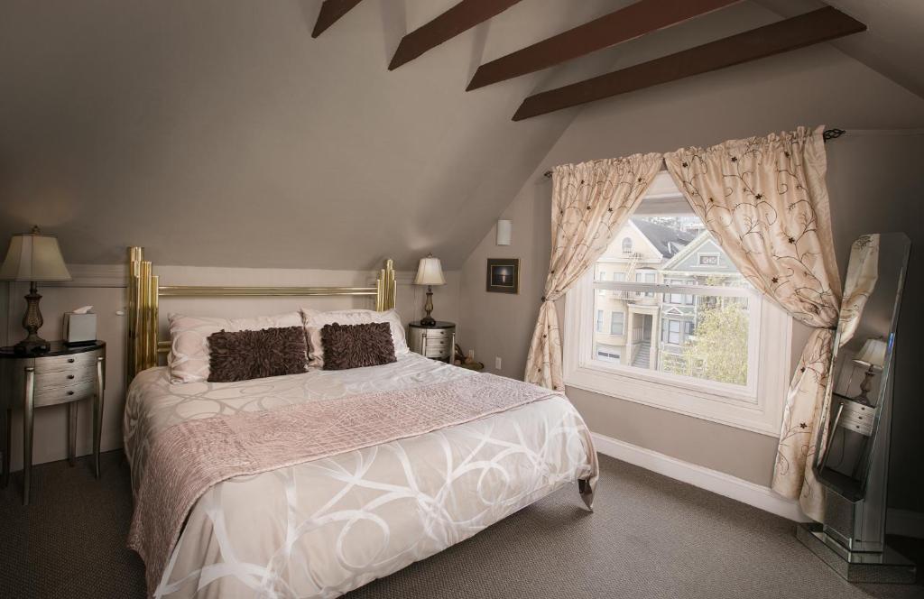 Noe's Nest Bed and Breakfast San Francisco Hotels for Gays San Francisco Room