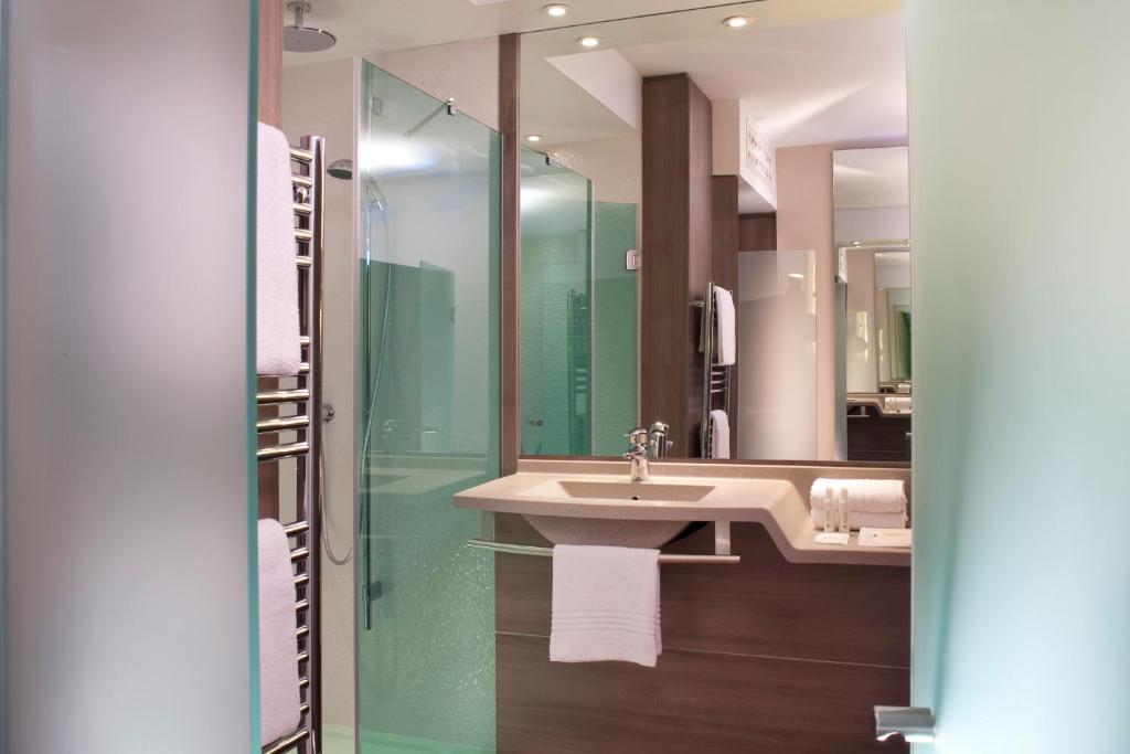 Hotels for Gays Montpellier Hotel L'Oceania Bathroom