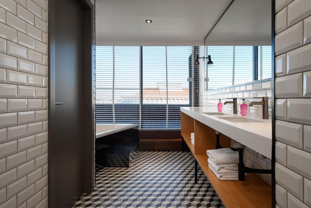 Hotels for Gays Lisbon Moxy Lisbon City
