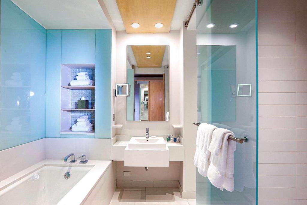 radisson blu aqua hotel hotels for gays chicago bathroom